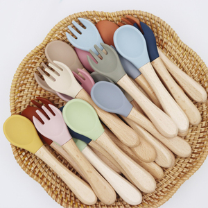 Tenedor de silicona con logo para bebé, tazón de alimentación y cuchara de silicona con mango de bambú para bebés y niños, ¡en oferta! - Product Image 1