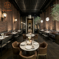 Ensemble de sièges en cuir gris foncé droit et industriel, chaises brunes, structure en bois, table en marbre pour café, restaurant, hôtel