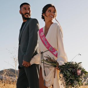 Écharpe d'anniversaire pour femme avec feuille irisée rose vif, style cowgirl disco, pour décoration de fête western - Product Image 4