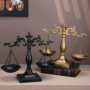 Elegante Balanza Decorativa de Hierro Dorado para el Hogar y la Oficina, Balanza de la Justicia Vintage para Abogados, Jueces, Maestros y Coleccionistas - Product Image 1