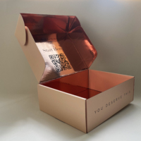 Boîte d'emballage ondulée rose écologique haut de gamme avec estampage holographique, pelliculage mat et gaufrage à chaud pour faux documents