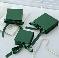 Boîte cadeau rigide en carton gris avec fermeture magnétique, matériaux recyclés écologiques, biodégradables, logo personnalisable, impression quadricolore