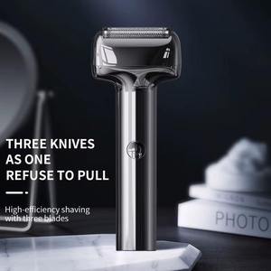 เครื่องโกนหนวดไฟฟ้าแบบใบมีดสามชั้น สีเงิน ใบมีดลอยน้ำ กันน้ำ ชาร์จผ่าน USB พกพาสะดวก สำหรับเดินทาง - Product Image 2