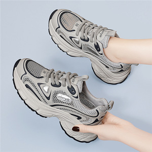 Baskets de sport décontractées pour femme Printemps/Été 2025 avec semelles épaisses blanches et maille respirante pour la randonnée - Product Image 2