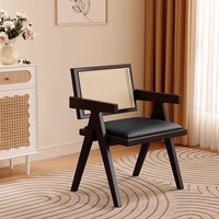 Chaise de salle à manger en rotin de style mid-century avec accoudoirs, structure en bois massif, chaise décorative rembourrée pour salle à manger et salon