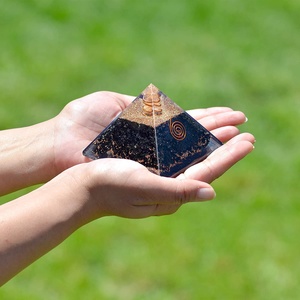 Pyramide d'orgone en tourmaline noire faite à la main, sculpture en cristal, géométrie sacrée, décoration chakra pour la méditation et la maison - Product Image 4
