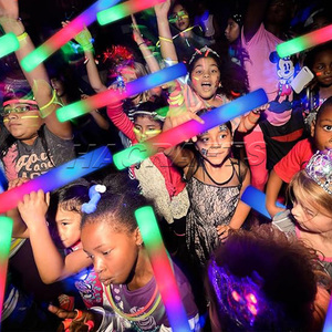 מקלות קצף זוהרים עם תאורת לד במחיר מפעל חדש לשנת 2026, מקלות זוהרים לילדים, מסיבות רייב, ימי הולדת, חתונות, חג המולד, ליל כל הקדושים - Product Image 2