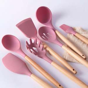 Ensemble d'ustensiles de cuisine en silicone écologiques de 12 pièces avec seau de rangement à poignée en bois et spatule en silicone par USA Mairun - Product Image 4