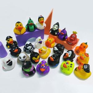 Canard de bain en plastique jaune de 2 pouces pour Halloween, idéal pour les jeux aquatiques et la décoration de fête fantôme - Product Image 3