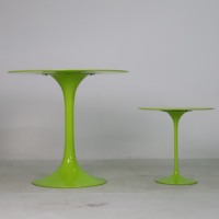 Mesa de té de tulipán de color personalizado, mesa de centro lateral de jardín colorida, mesas y sillas redondas de tulipán con tapa de fibra de vidrio