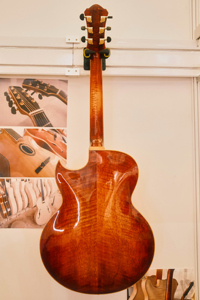 Guitarra Eléctrica <span class=keywords><strong>Jazz</strong></span> <span class=keywords><strong>de</strong></span> 16 Pulgadas Hecha a Mano por Yunzhi Luthier, Cuerpo Hueco <span class=keywords><strong>de</strong></span> Arce Flameado, Tapa <span class=keywords><strong>de</strong></span> Abeto Marrón, Mástil <span class=keywords><strong>de</strong></span> Arce, Profesional - Product Image 2