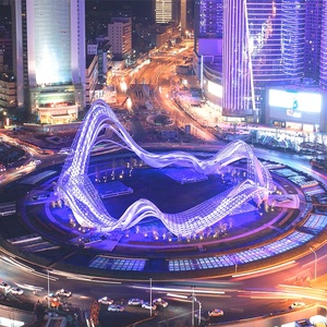 Scultura Ondulata Blu-Viola Luminosa - Grande Opera d'Arte Moderna per Decorazione di Piazze e Paesaggi Notturni Urbani - Product Image 1