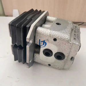 Accessoires d'excavateur personnalisé Valve de commande pilote hydraulique Valve de fond pilote de pédale 60 Applicable <span class=keywords><strong>à</strong></span> la chargeuse-pelleteuse sany - Product Image 3