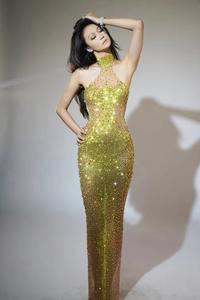 Luxueuze kristallen strass avondjurk met hoge kraag, pailletten en sleep voor verjaardagsviering of gala. - Product Image 4