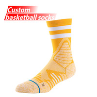 Chaussettes de sport blanches à compression personnalisées avec logo OEM pour hommes, motif léopard cool, logo sur le bas, idéales pour le basketball et l'exercice de printemps