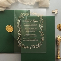 Suite d'invitations de mariage de luxe en acrylique transparent vert forêt avec feuille d'or, couronne, enveloppe, sceau de cire, ruban et impression personnalisée