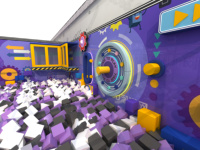 Centre de jeux intérieur multi-zones, trampoline, parcours ninja, jeux interactifs LED, équipement de parc d'attractions pour enfants et familles, fabricant