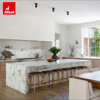 Mobili da cucina Alland personalizzati con design a coda di rondine, in rovere naturale impiallacciato, con telaio sottile in legno per lavelli e armadietti.