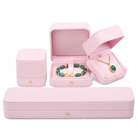 Vente en gros d'usine de luxe en cuir artificiel violet rose Boîte à bijoux avec logo personnalisé Boîte à bijoux Bague Boucles d'oreilles Pendentif Boîte de collier Emballage de bijoux