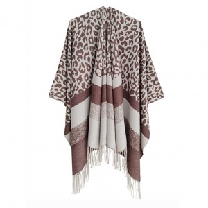 Châle imprimé léopard réversible, <span class=keywords><strong>poncho</strong></span> ouvert sur le devant avec pompons, cape chaude surdimensionnée pour <span class=keywords><strong>femme</strong></span> pour l'automne et l'hiver - Product Image 4