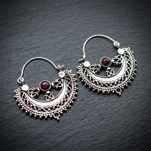 Pendientes de Aro de Latón con Cristal de Granate Rojo Hechos a Mano, Chapados en Plata 925, Resistentes al Agua, para Mujer - Product Image 1