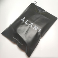 Vente chaude Personnalisé Noir Vêtements Zip Lock Poly Sacs Pour L'emballage Pochette À Capuche Logo Personnalisé Imprimé Zipper Sacs En Plastique