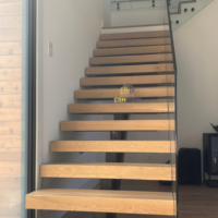 Escalier en bois sur mesure fabriqué par CBMmart |   Escaliers en bois modernes avec garde-corps en verre ou en métal