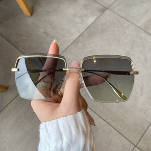 Lunettes de soleil demi-cerclées en métal I3-6172, monture vert foncé et or, protection UV400, design carré irrégulier unisexe - Product Image 1