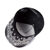Casquette Snapback à bord plat avec logo en métal noir au design personnalisé