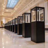 Vitrine haute en verre noir moderne avec éclairage LED pour exposition de bijoux, idéale pour musée, boutique, galerie