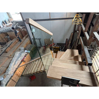 Kit d'escalier complet en tube carré Foshan : Escalier droit moderne avec marches en bois et garde-corps en verre pour villa et maison