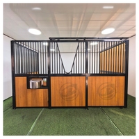 Panneaux de box pour chevaux en acier et bambou, structure portable pour ferme équine, installation facile, structure durable.