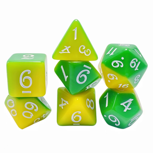 Feeron – Lot de 7 dés polyédriques RPG en acrylique translucide rouge et vert, durables et écologiques, sur le thème des fêtes, pour jeux de société Dungeons & Dragons - Product Image 2