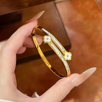 Bracelet manchette articulé en acier titane avec trèfle à quatre feuilles en nacre et strass en cristal, bijou cadeau
