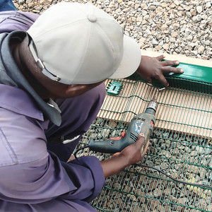 Malla Metálica de Seguridad 358 de Alta Calidad, Anti-Escalada y Anti-Corte, con Púas, para Ranchos, Fácil de Montar - Product Image 4