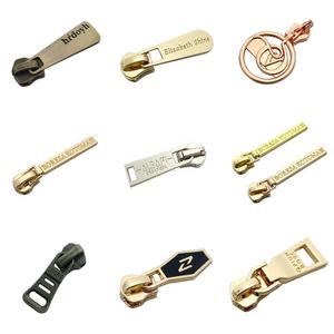 Tirador de Cremallera Personalizado con Logotipo Dorado OEM para Bolsos/Ropa - Product Image 4