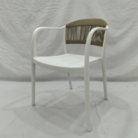 Chaise de salle à manger moderne en plastique avec dossier en corde tressée, résistante aux intempéries, pour patio, avec accoudoirs incurvés, chaise d'appoint légère