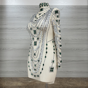Minivestido de Cristal Verde Esmeralda - Ropa de Escenario con Cadenas Plateadas y Joyas para Divas, Fiestas Nocturnas y Eventos de Celebridades - Product Image 2