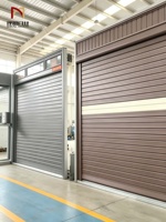 Porte à enroulement électrique en alliage d'aluminium avec lames de 100 mm de largeur, isolation thermique, adaptée aux villas familiales et aux garages.
