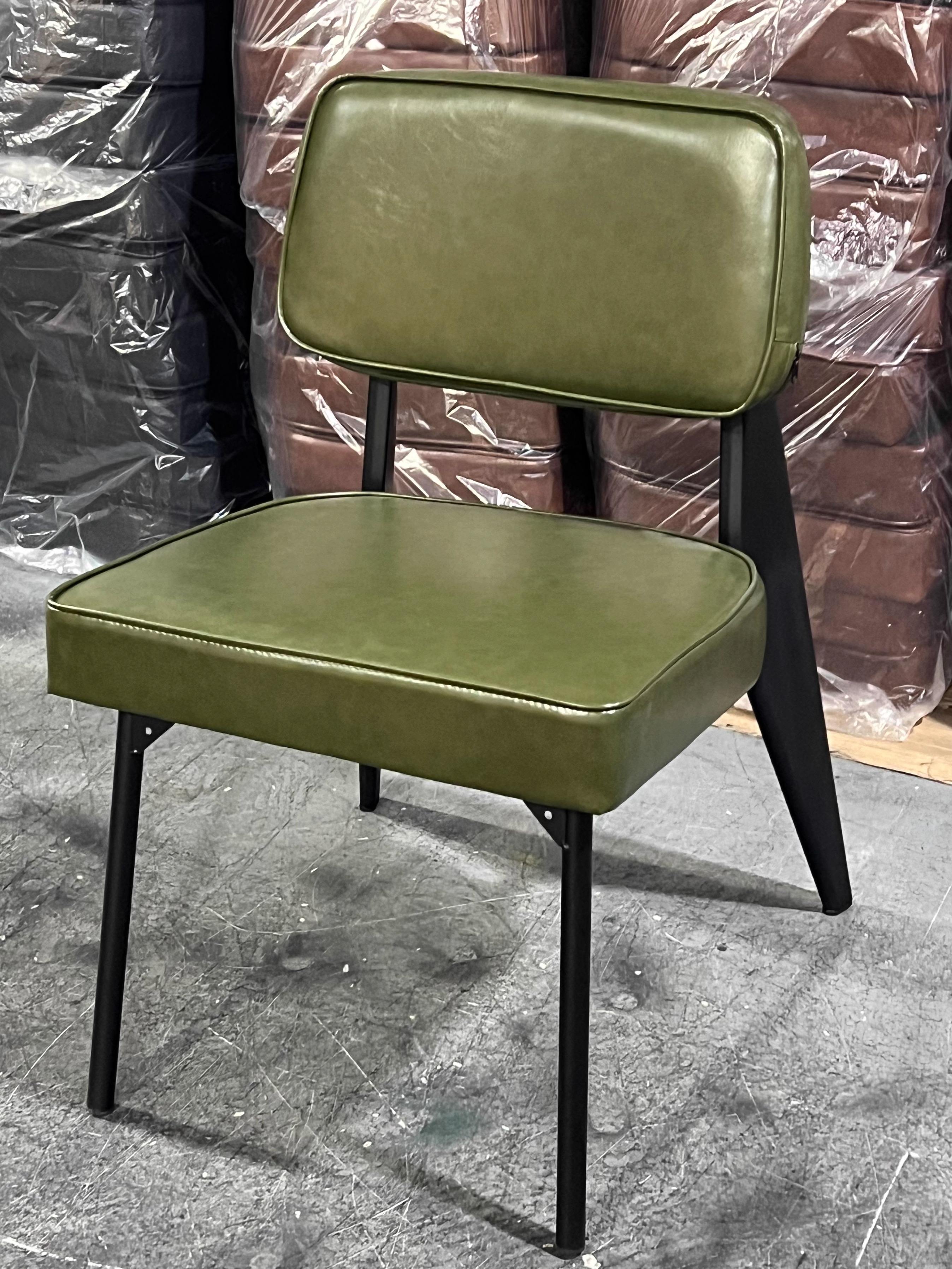 Pas d'accoudoir coussin vert étagère noire