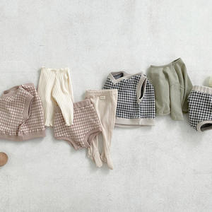 Ensemble de vêtements d'automne pour garçons Ivy41747A, vêtements mignons pour bébés et enfants, ensemble de gilet et de short en tricot à carreaux, vente en gros - Product Image 5