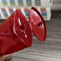 Botella de champú plana de plástico PET de 250ml con tapa abatible grande Contenedor de lavado de pelo rojo Embalaje
