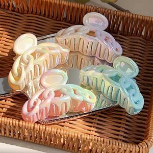 กิ๊บหนีบผมรูปโบว์ดอกไม้ไล่สี 8 ซม. 9 ซม. แบบหางปลา โซ่คล้องผม สำหรับสาวๆ สไตล์ยุโรป-อเมริกัน เรียบง่าย กิ๊บพลาสติกขนาดใหญ่ - Product Image 6