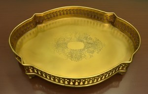 Bandeja de Servir Decorativa de Latón con Acabado Mate Color Mandarina y Diseño Tallado (12 pulgadas) - Product Image 1