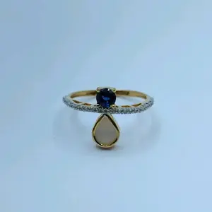 Elegante Anillo de Oro con Piedra Azul y Dije en Forma de Lágrima con Banda con Acentos de Diamantes para Mujer, Ideal para Fiestas y Bodas - Product Image 1