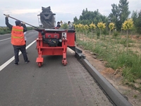 Machine à pavés sans joint anti-fissuration, guidée par laser, pour bordures routières