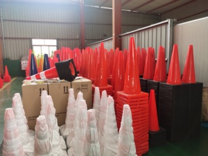 Vente en gros de cônes de signalisation routière en PE blancs réfléchissants de 50 cm pour la route - Product Image 6