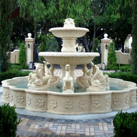Projet de jardin de manoir de luxe sur mesure, fontaine en marbre beige à deux niveaux avec statues de chevaux, fontaine à eau en pierre sculptée à la main ornée