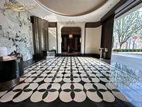 Médaillon de sol en marbre noir et blanc moderne à cercles superposés, incrustation en marbre en forme de pétale pour hall d'entrée de villa