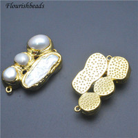 Nouveau design en laiton plaqué or, perle naturelle à double trou, pendentif en forme de pois irrégulier, fermoirs pour bijoux, vente en gros